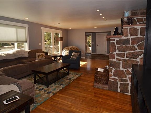 Front Entry to Living Rm