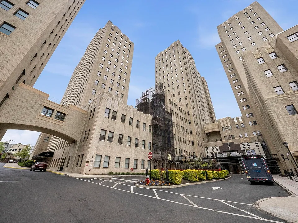 4 Beacon Way #1404