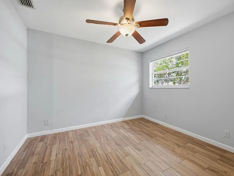 3561 Oberon Ave — Photo 10