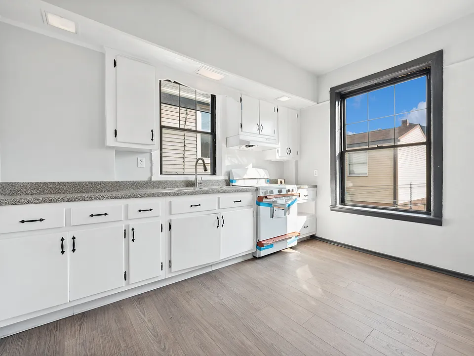 318 Middle Ave #4