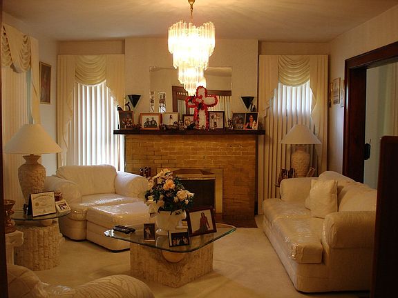 Living Room w/fireplace