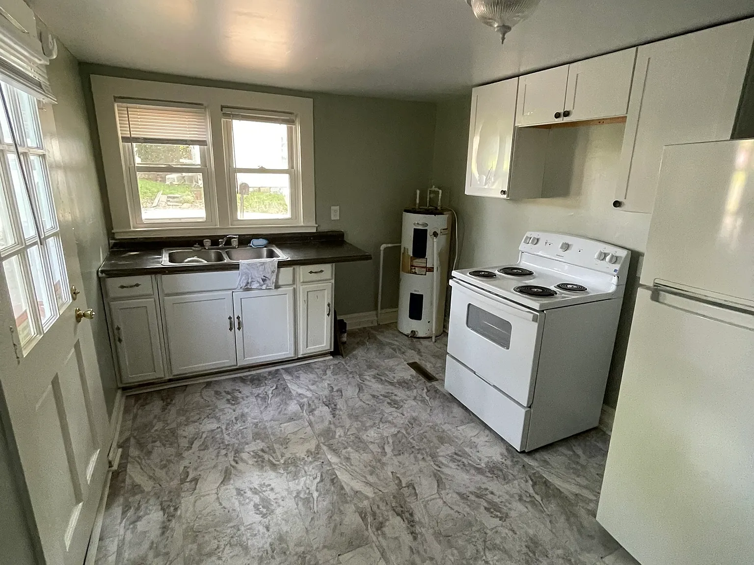 3 bed, 1040 sqft, $1,200 — Photo 2