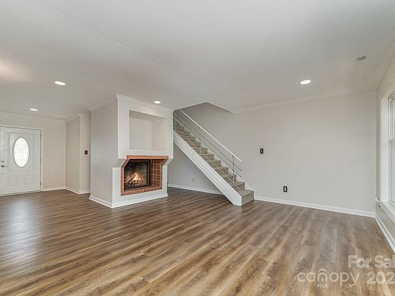 3rd image of 813 Malotte Ln