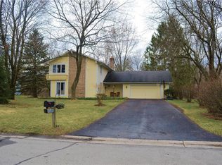1 Surrey Ln, Pittsford, NY 14534