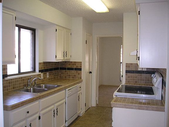 5th image of 531 Camelot Dr