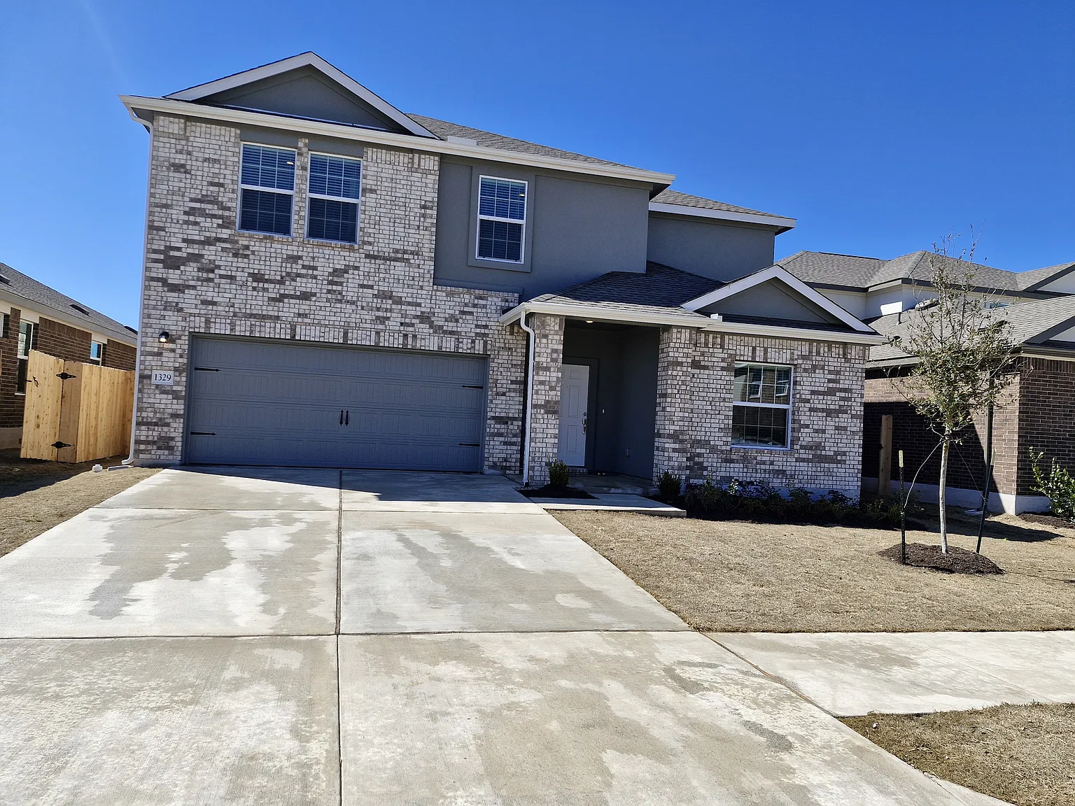 4 bed, 2.5 bath, 2500 sqft, $2,400 — Photo 2