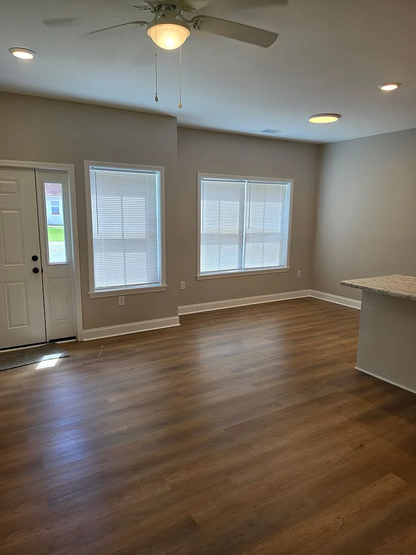 Charming 3 bed, 1.5 bath — Photo 3
