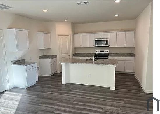 4th image of 219 Savannah Way