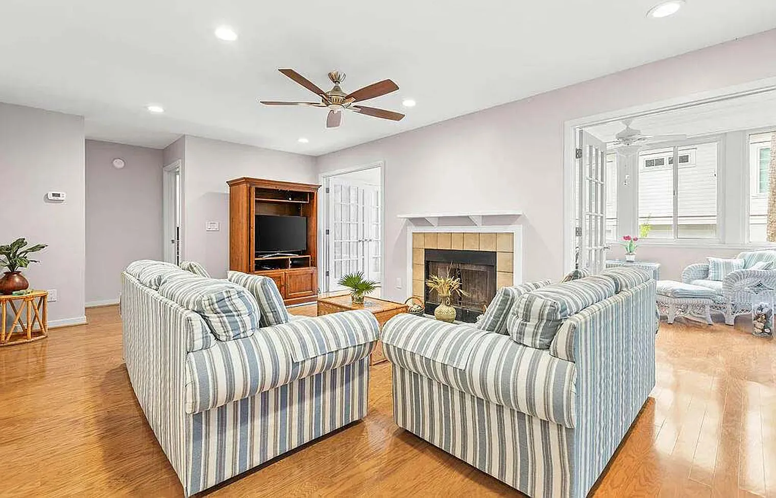 2 bed, 2.0 bath, 1689 sqft, $3,641 — Photo 4