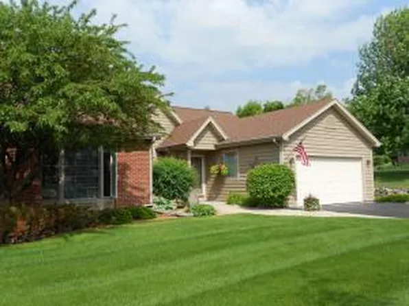 W268N1947 Shooting Star Rd, Pewaukee, WI 53072