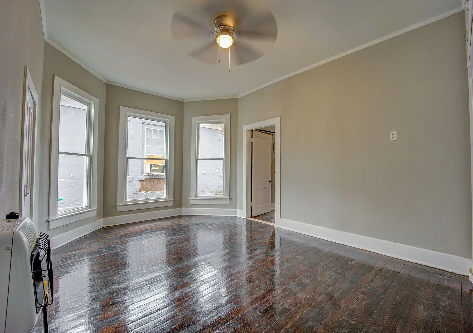 Free Month Rent! Freshly Updated 4 Bedroom House — Photo 2