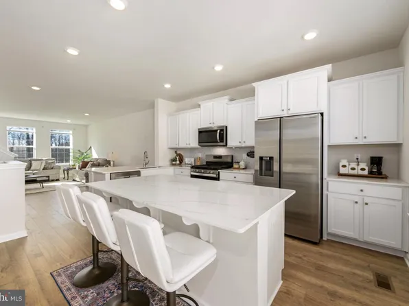 472 Monte Farm Rd, Mount Laurel, NJ 08054