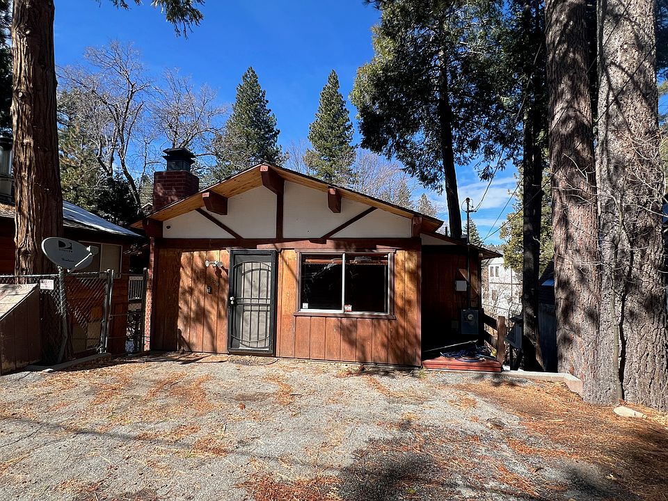 Welcome to 2380 Spruce Drive Located in the cute down of Arrowbear.