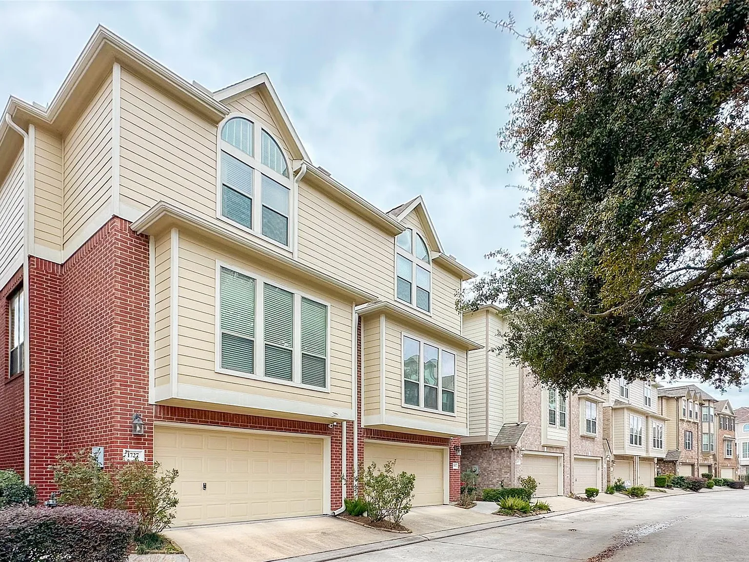 3 bed, 3.5 bath, 2510 sqft, $2,900 — Photo 2