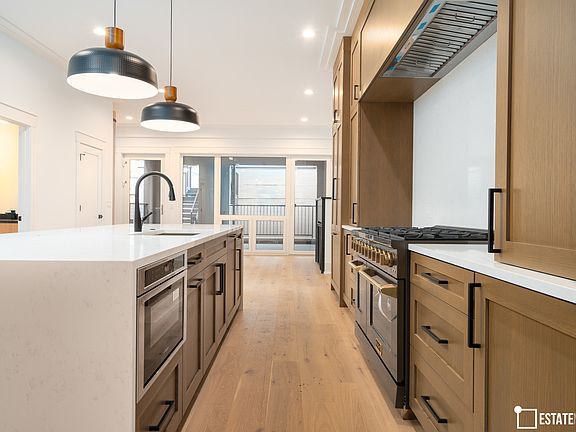 4th image of 1736 W Superior St #1