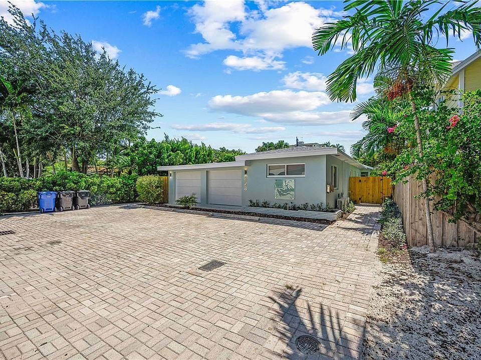 1st image of 828 NE 17th Way