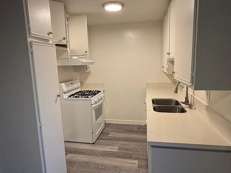 5354 Yarmouth Ave — Photo 8
