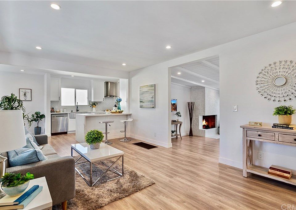 2nd image of 626 N Parish Pl