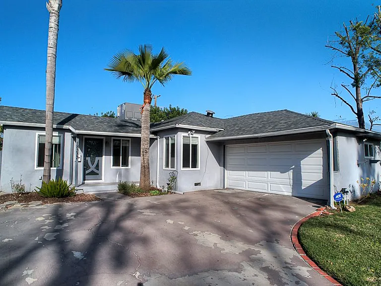 18337 Erwin St — Photo 1