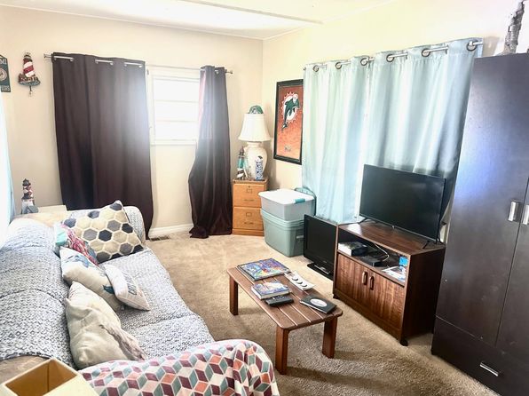 8D Lake Breeze Dr, Tavares, FL 32778