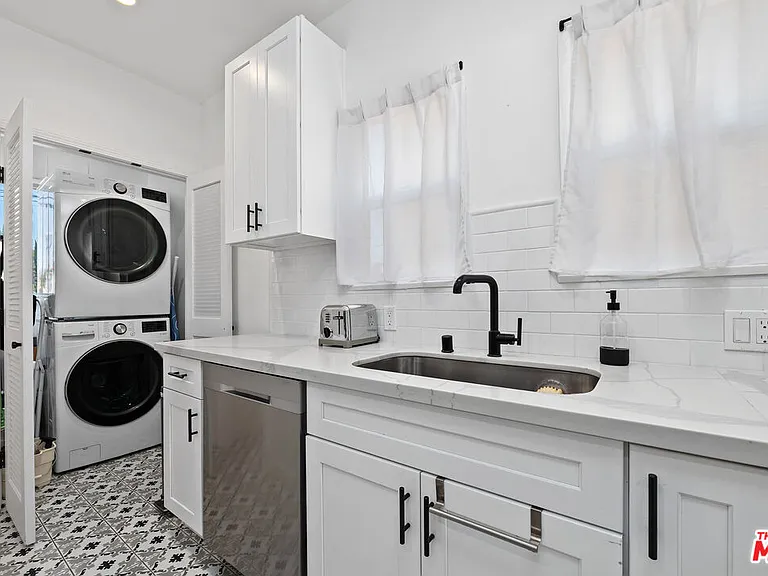 1270 N Hayworth Ave — Photo 11