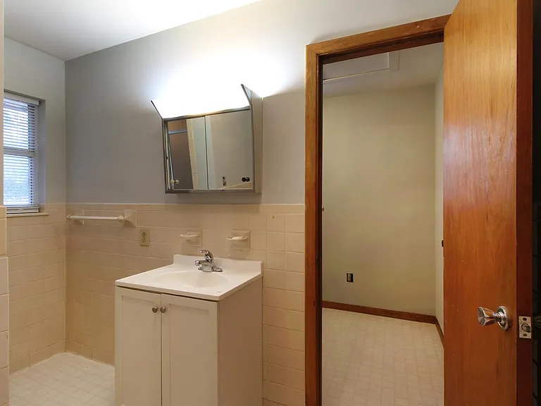 7101 Rollins Rd — Photo 3
