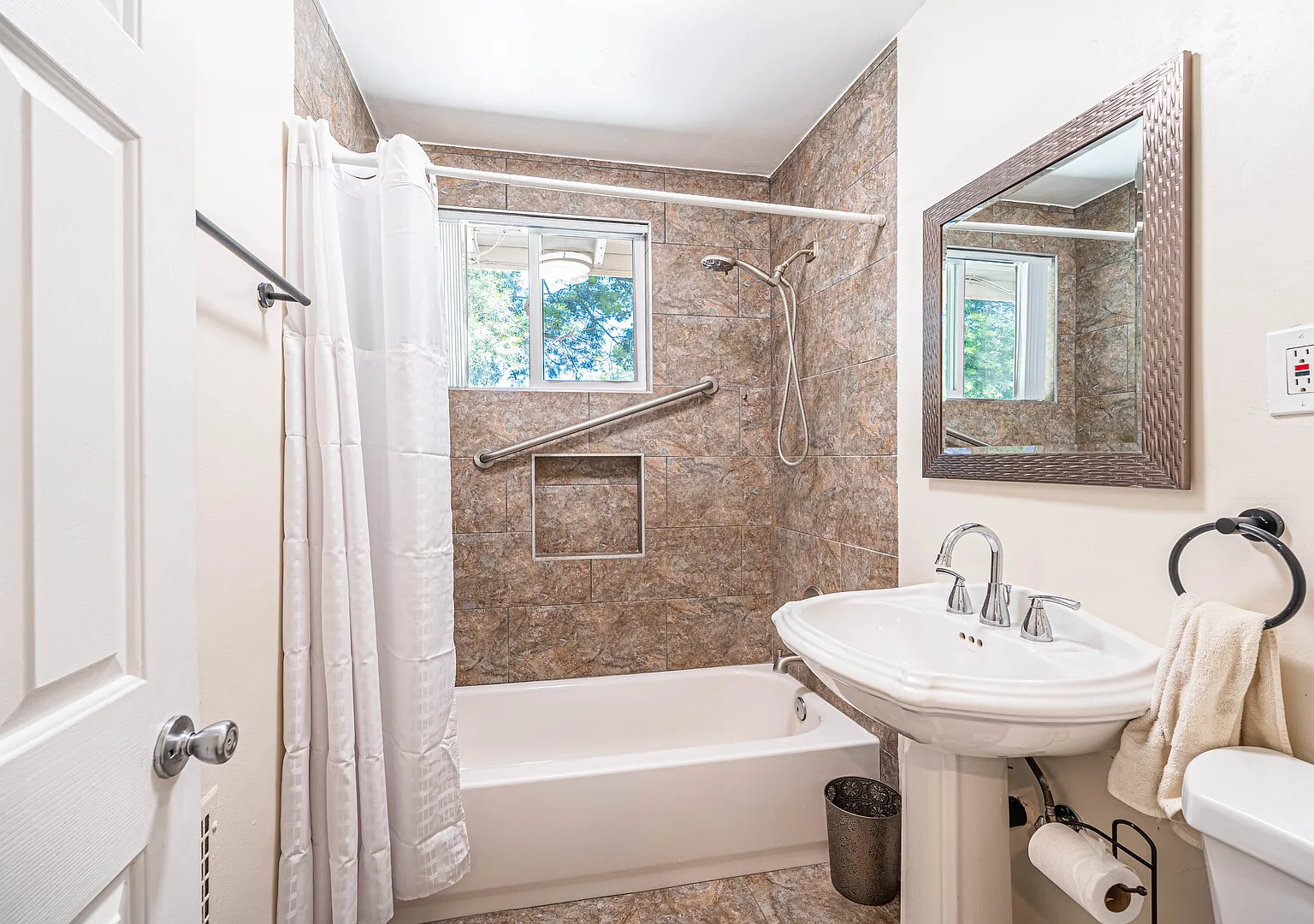 Pet Friendly New Remodel 2bd first floor enclosed garage — Photo 4