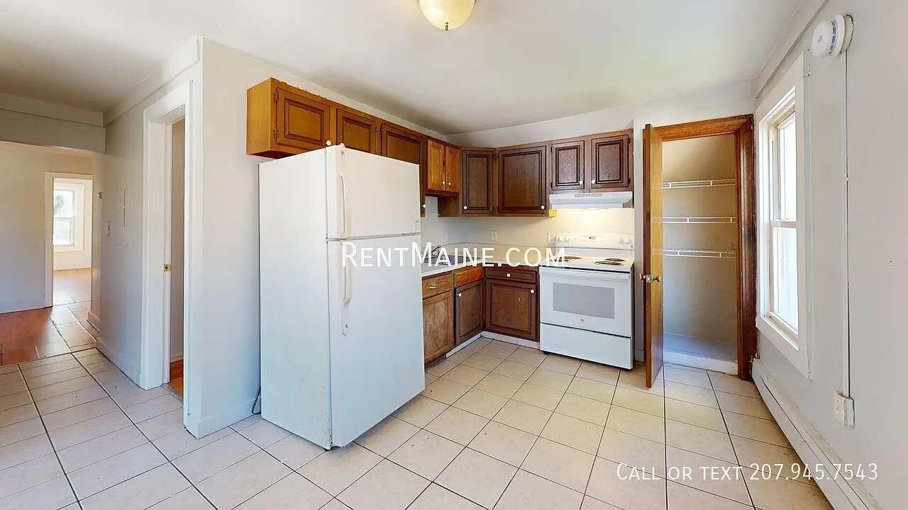 3 bed, 823 sqft, $1,300 — Photo 1