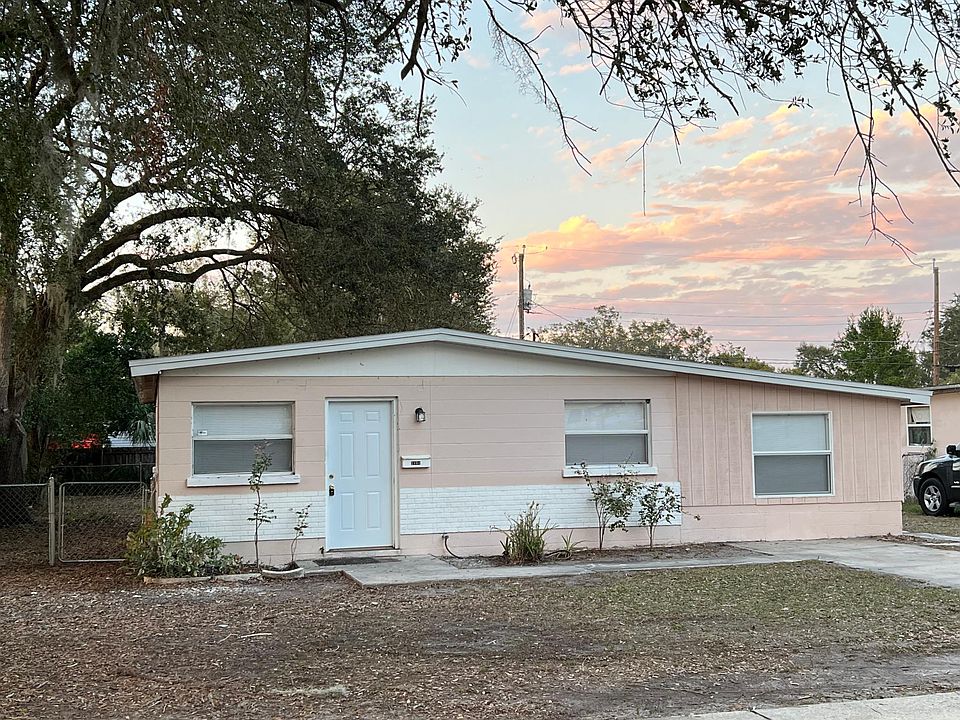Beautiful 3/1 minutes from downtown lakeland and walking distance to Lake Bonny and other parks.