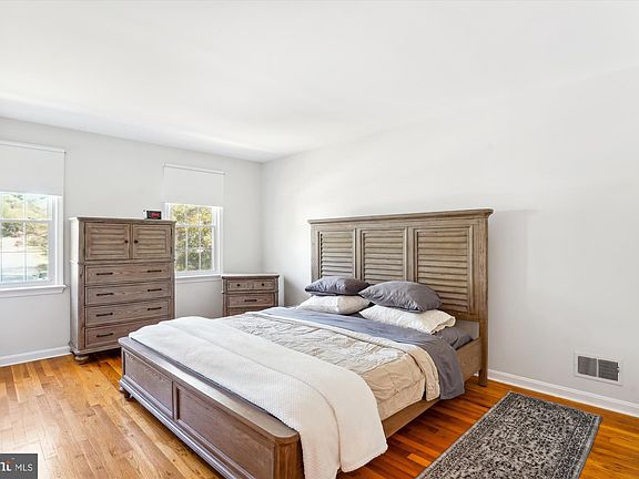 4th image of 4736 Iris St