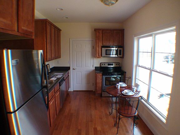 Kitchen w/ standard appliances