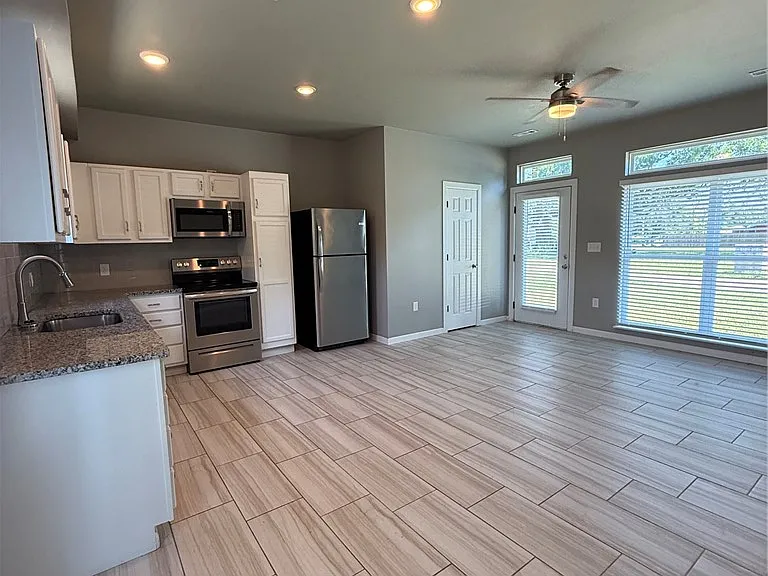402 E Hemlock St — Photo 14