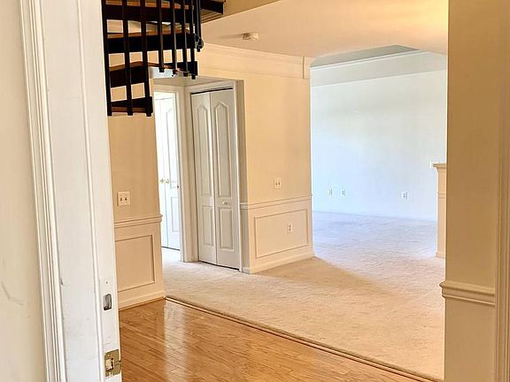 3rd image of 502L Lloyd Pl #11