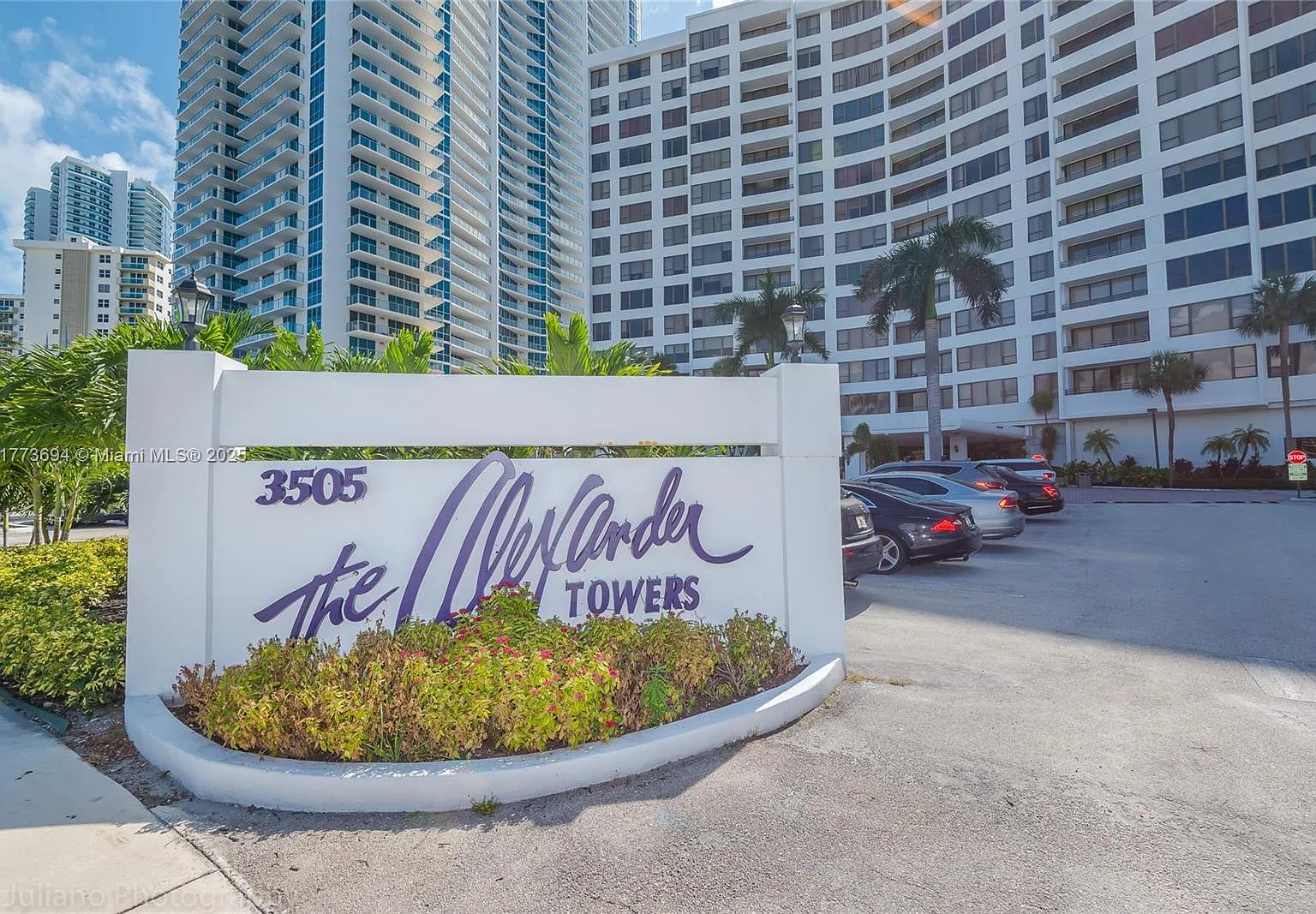 Alexander Towers Condo — Photo 2