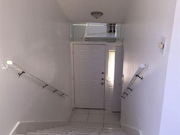 5th image of 2542 SE 19th Pl #208-C