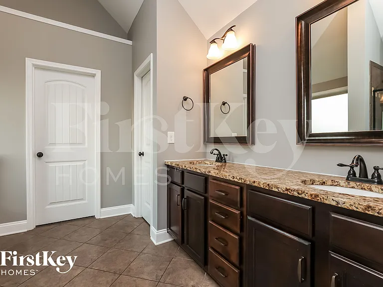 1499 Amberley Dr — Photo 10