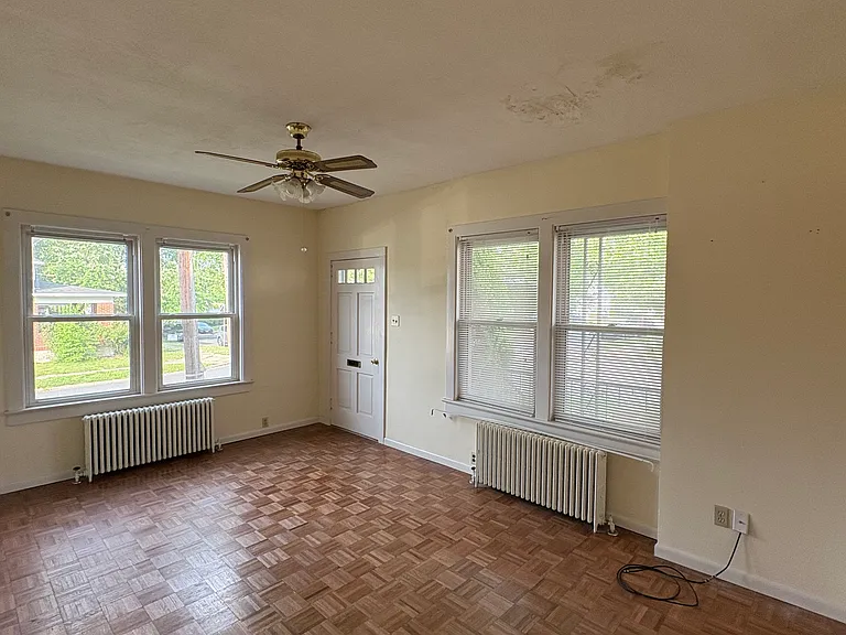 307 Irwin St — Photo 6