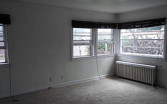 4th image of 204 Carlton Ter