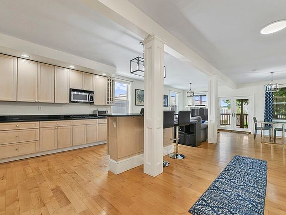 4th image of 714 E 4th St #1