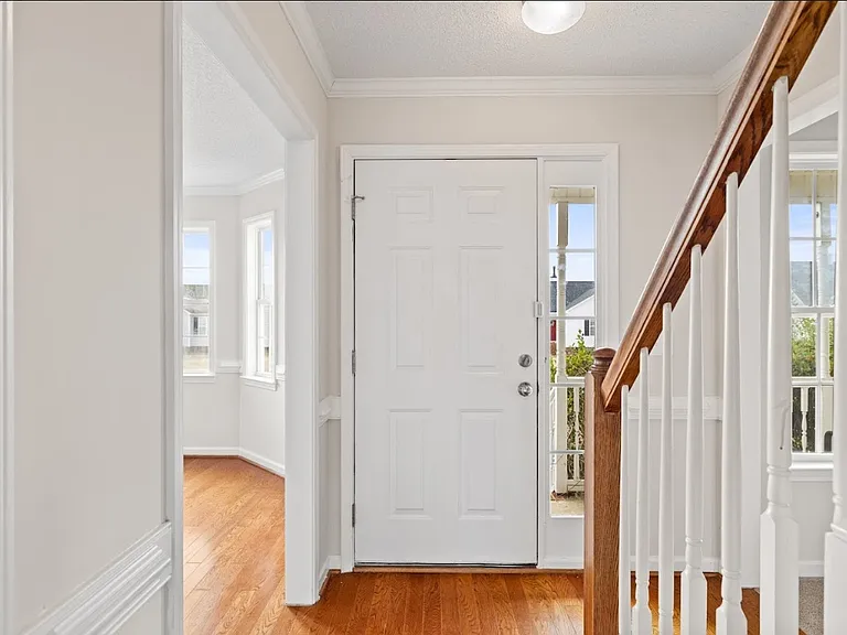 137 Woodglen Dr — Photo 2