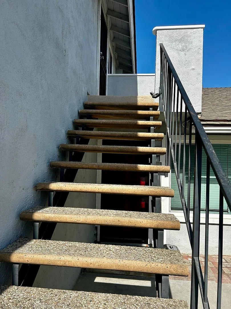 BACK on the MARKET! — Photo 3