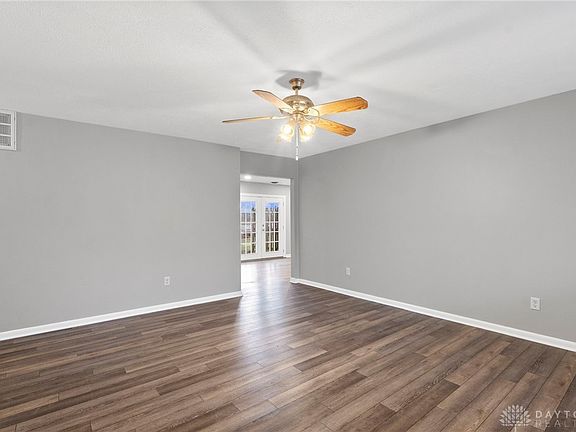 5th image of 2537 Pinegrove Dr