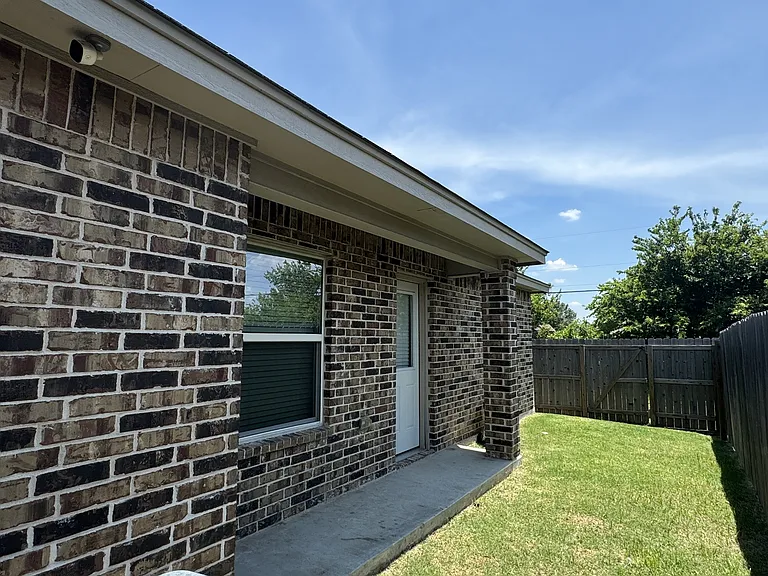 400 Lowes Blvd #B — Photo 18