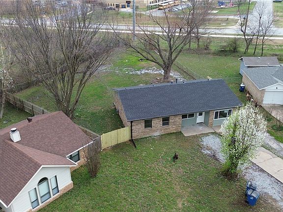 2nd image of 10 McIntosh Ln