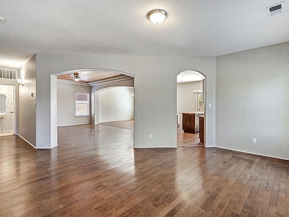 4th image of 10400 Toscana St NW