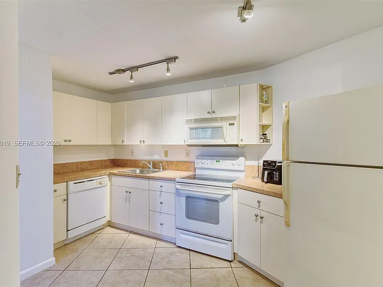 800 Parkview Dr #311 — Photo 8