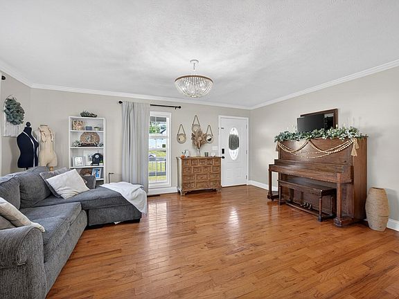 5th image of 102 Oak Springs Ln
