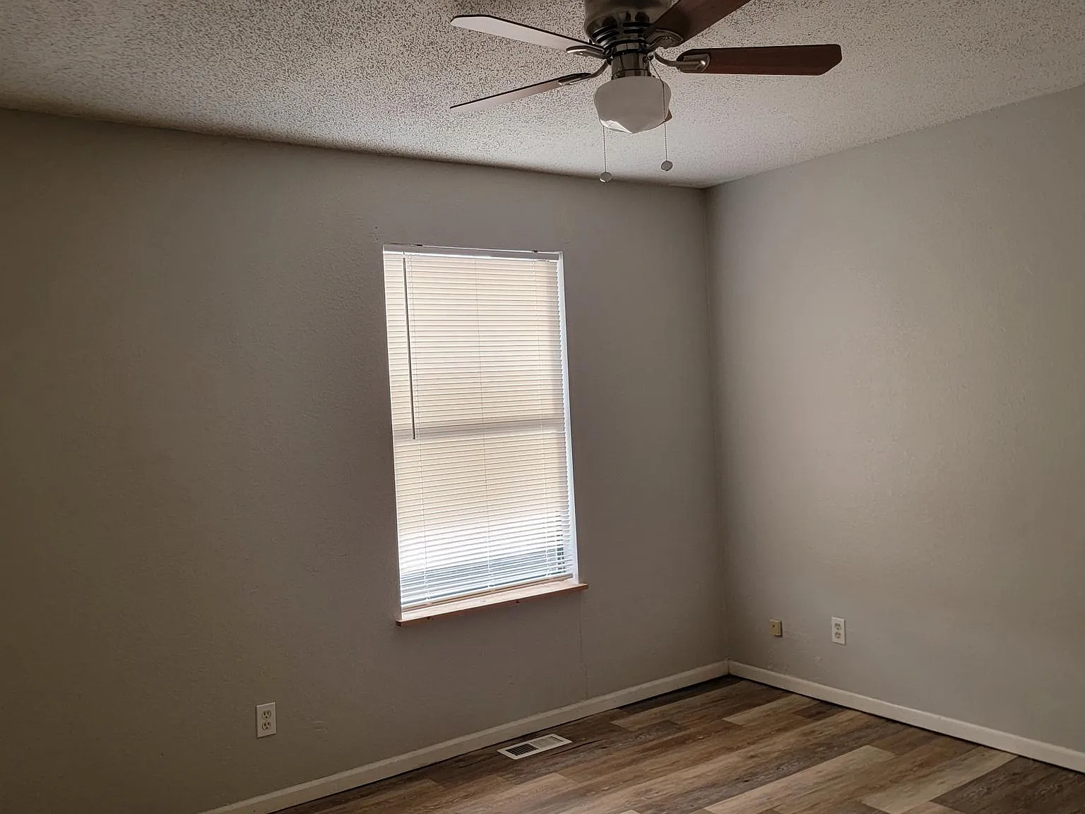 2 bed, 1.5 bath, 900 sqft, $1,075 — Photo 3