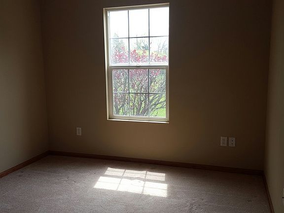 2nd bedroom : Newly painted - move in ready