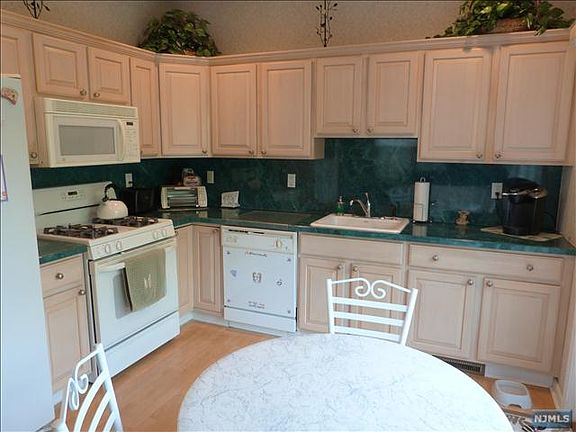 5th image of 140 Stratford Dr